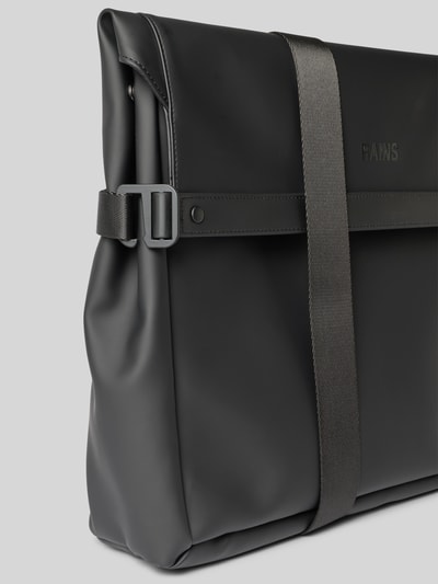 Produktfoto, Messenger Bag mit Logo-Detail von Rains, schwarz, matte Oberfläche, breiter Überschlag, Druckknopfverschluss, verstellbarer Schulterriemen, Hauptfach mit 48 cm Breite, 33 cm Länge, 9 cm Tiefe, Schulterriemen 82 cm, dezente Prägung