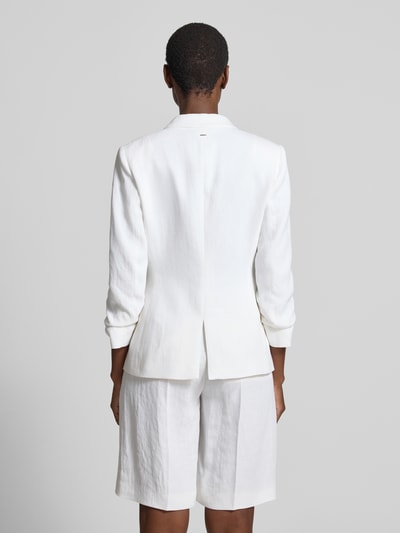 Vrouwenmodel draagt Slim Fit Kurzblazer aus Leinen-Viskose-Mix Modell 'JIA8' von BOSS in witte mêlee-look, twill, lange mouw, reverskraag, 1-knoopsluiting, klepzakken, materiaalverwerking: mix van linnen en viscose, rugaanzicht, Ganzkörperansicht Rückansicht.