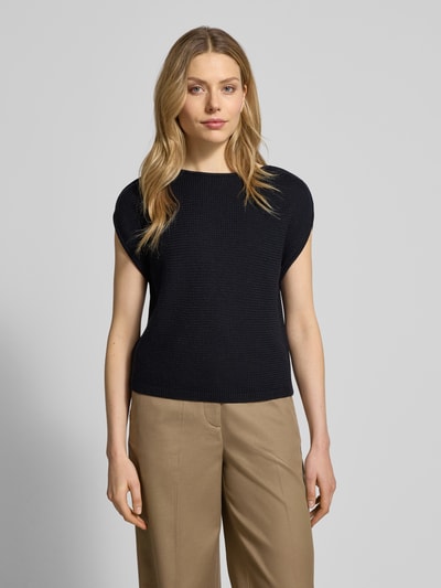 Vrouwenmodel draagt Gebreide pullover met ronde hals van Windsor in zwart, zuivere scheerwol, regular fit, met korte mouwen, ruglengte 53 cm bij maat 36, voorkant volledige lichaamsopname.
