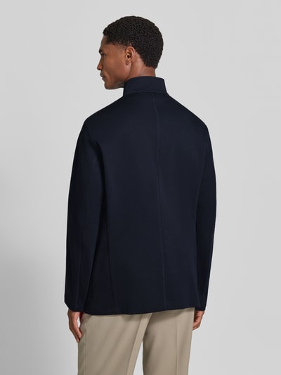 Männermodel trägt Regular Fit Jacke aus Modal-Baumwoll-Mix mit Woll-Anteil von Emporio Armani in Dunkelblau, Rückenansicht.