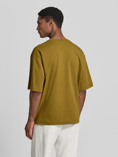Męski model nosi Relaxed Fit T-Shirt mit Rundhalsausschnitt von JAKE*S STUDIO MEN z bawełny, krótki rękaw, długość tyłu 67 cm, Ganzkörperansicht Rückansicht.