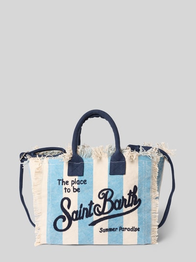 Produktfoto, Handtasche mit Label-Print und Fransen Modell 'COLETTE' van MC2 Saint Barth van puur katoen, hoofdvak met ritssluiting, draagband, breedte 28 cm, lengte 23 cm, diepte 14 cm, schouderbandlengte 117 cm, verticale blauwe en witte strepen, grove textuur, labelprint en franjes