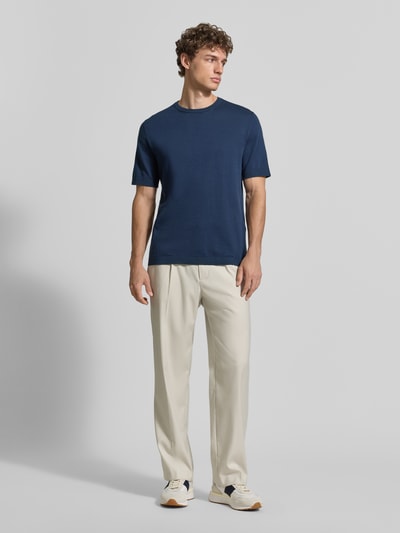 Mannenmodel draagt Regular Fit T-shirt uit puur biologisch katoen model 'TORINO' van SELECTED HOMME, look: effen, ronde hals, korte mouw, fijngebreid, kleur donkerblauw, voorkant geheel zichtbaar, geheel lichaam vooraanzicht.