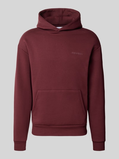 Produktfoto, Regular Fit Hoodie aus Baumwoll-Mix mit Label-Detail von REVIEW in Dunkelrot, Känguru-Tasche, elastische Abschlüsse, glatte Textur