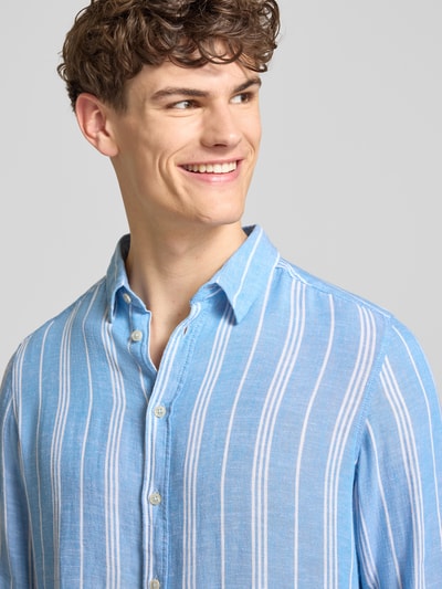 Männermodel trägt Regular Fit Leinenhemd mit Viskose-Anteil Modell 'Bobby' von Blend in Hellblau mit weißen Streifen, Nahaufnahme Oberkörper. Leinen-Mix, Kentkragen, Langarm, durchgehende Knopfleiste, sportliche Manschetten.