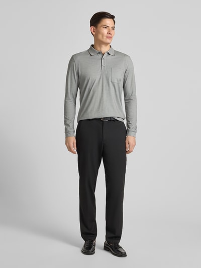 Männermodel trägt Poloshirt mit Brusttasche von Lerros aus Baumwoll-Mix in Regular-Fit, Polokragen, Label-Detail, Ganzkörperansicht von vorne.