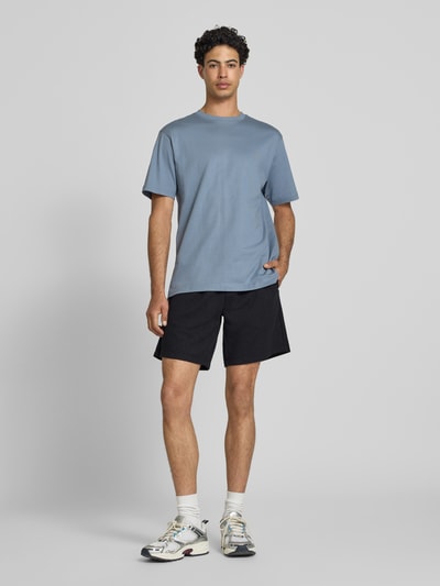 Männermodel trägt Regular Fit Sweatshorts aus Baumwoll-Mix von Marc O'Polo Denim, unifarben, elastischer Bund, seitliche Taschen, Ganzkörperansicht von vorne.