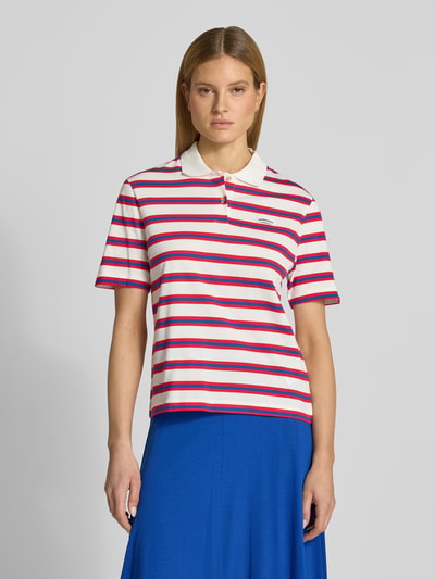 Vrouwenmodel draagt Loose Fit Poloshirt uit pure katoen model 'STRIPE POLO' van Armedangels, meerkleurig gestreept, fijnrib, voorkant bovenlichaam close-up.