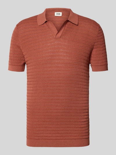 Produktfoto, Slim Fit Poloshirt mit V-Ausschnitt Modell 'Braian' von Drykorn, czysta bawełna, krój slim fit, strukturalny wzór, długość tyłu w rozmiarze M: 70 cm, kolor ceglany