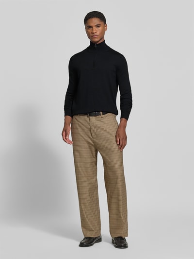 Männermodel trägt Modern Fit Troyer aus reiner Schurwolle Modell 'Dario' von JOOP! in Schwarz, kombiniert zu beige-gemusterten Hosen, Ganzkörperansicht von vorne, Herren Troyer von JOOP! COLLECTION