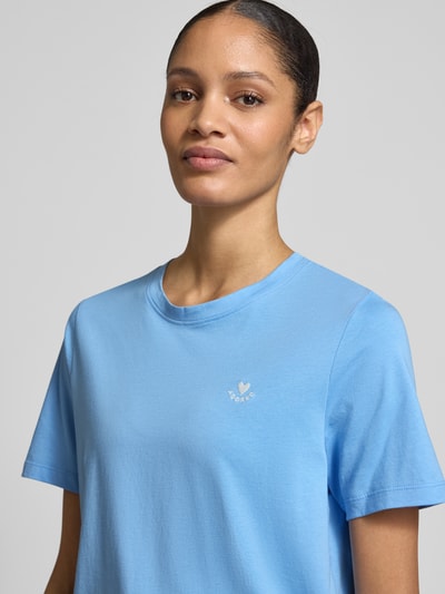 Frauenmodel trägt Regular Fit T-Shirt aus reiner Baumwolle von s.Oliver RED LABEL, unifarbenes Blau, Stickerei, Nahaufnahme Oberkörper.