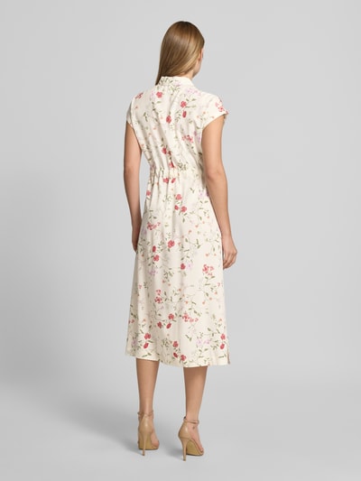 Frauenmodel trägt Hemdblusenkleid mit Bindegürtel Modell 'ASINA' von YAS aus Reine LENZING™ ECOVERO™ Fasern, Taillierter Schnitt, Midikleid, florales Muster, Rückenlänge bei Größe 36: 122 cm, Brustweite bei Größe 36: 53 cm, Ganzkörperansicht Rückansicht.