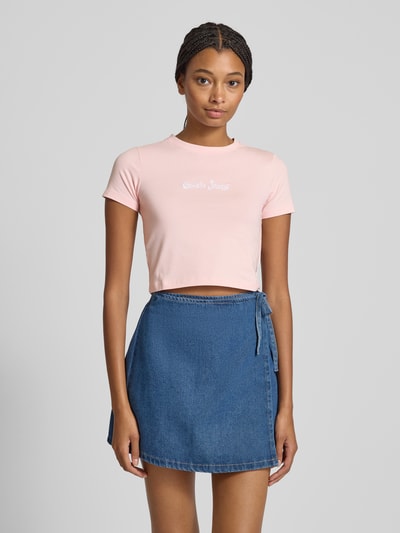Guess Jeans Cropped T-Shirt mit Label-Stitching Rosa 4