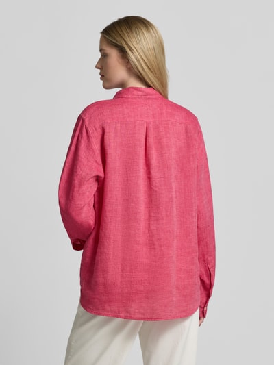 Frauenmodel trägt Hemdbluse aus Leinen mit Kentkragen Modell 'MIRA' von 0039 Italy in Pink, strukturierte Oberfläche, Ganzkörperansicht Rückansicht. Reines Leinen, Regular Fit, Knopfleiste, Sportmanschetten, Rückenlänge 68 cm, Ärmellänge 62 cm.