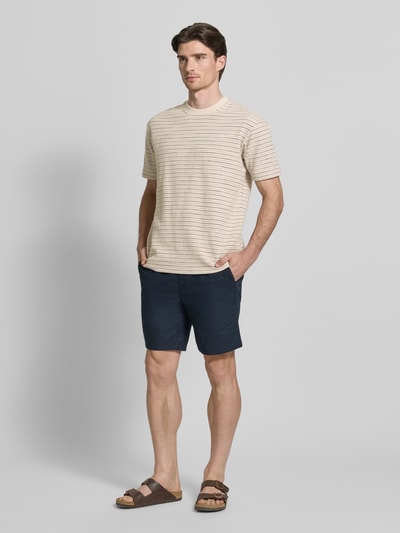 Männermodel trägt Relaxed Fit T-Shirt aus reiner Baumwolle von Marc O'Polo in Mehrfarbig, Gestreift, Frottee, Rundhals, Kurzarm, Ganzkörperansicht von vorne.