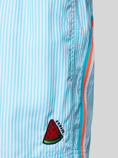 Produktfoto, Badehose mit Motiv-Stitching und Gesäßtasche von Sundek, gestreiftes Türkis mit orangefarbenen und weißen Details, Label-Patch, elastischer Bund mit Kordelzug, Loose Fit, Eingrifftaschen, strukturierte glatte Oberfläche.