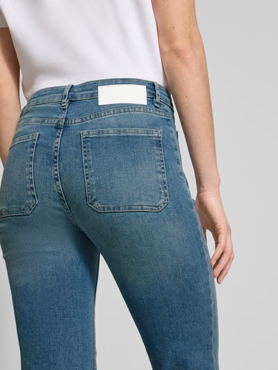 Vrouwenmodel draagt Flared Jeans met Knoopsluiting van OPUS, blauw, stretch-katoenmix, flared cut, detailopname achterkant.