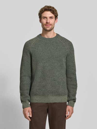 Männermodel trägt Regular Fit Pullover aus Woll-Mix Modell 'Kepler' von BOSS Orange in Olivgrün, grobe Strickstruktur, Ganzkörperansicht von vorne.