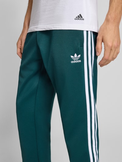 adidas Originals Spodnie dresowe o kroju slim fit z wyhaftowanym logo Ciemnozielony 3