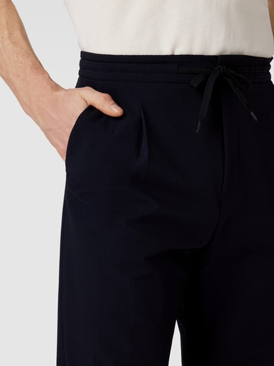 HUGO Spodnie o kroju regular fit z zakładkami w pasie i fakturowanym wzorem model ‘Teagan’ Ciemnoniebieski 3