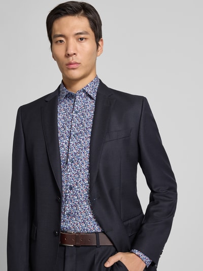 Męski model nosi Slim Fit Businesshemd aus Baumwolle mit Kentkragen od OLYMP Level Five, ciemne kolory, gładka faktura, listwa guzikowa, Ganzkörperansicht z przodu, długość tyłu 82 cm, szerokość ramion 46 cm, długość rękawów 70 cm, rozmiar 40.