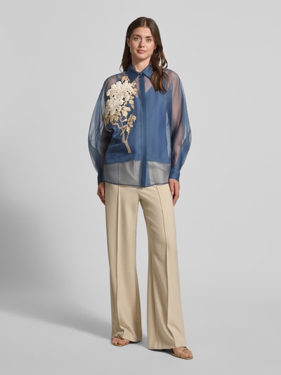 Modelka kobieca nosi Regular Fit Bluse aus reiner Seide Modell 'SELIBBRA' od Max Mara Studio w kolorze niebieskim z białą haftowaną aplikacją, półprzezroczysty szyfon z długimi rękawami i koszulowym kołnierzem, widoczne beżowe top i spodnie, widok całej sylwetki z przodu