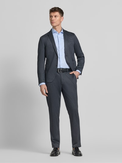 Männermodel trägt Regular Fit Anzughose mit Viskose-Anteil von s.Oliver BLACK LABEL, Allover-Muster, Ganzkörperansicht von vorne.