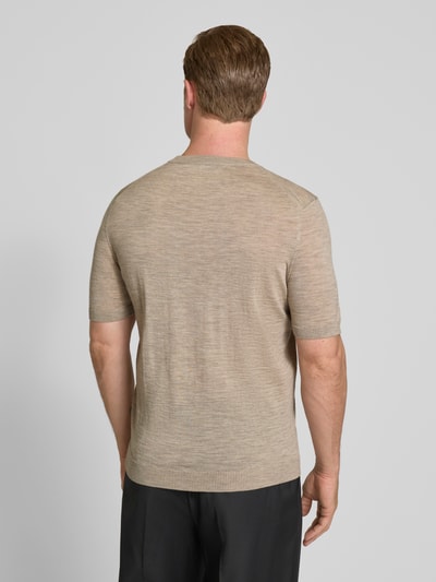 Männermodel trägt Strickshirt mit Rundhalsausschnitt van MAERZ Muenchen in slim fit, ribboorden, labeldetail, ruglengte 66 cm, Ganzkörperansicht Rückansicht.