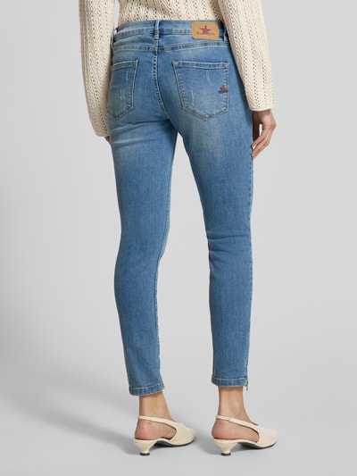 Frauenmodel trägt Skinny Fit Jeans in 7/8-Länge mit seitlichen Reißverschlüssen von Buena Vista, Baumwoll-Mix mit Viskose-Anteil, Ganzkörperansicht Rückansicht.