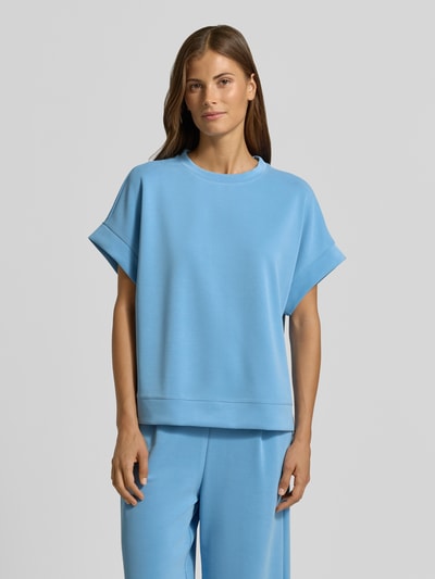 Frauenmodel trägt T-Shirt mit elastischen Abschlüssen von Rich & Royal in Hellblau, Modal-Mix mit Stretch-Anteil, Relaxed Fit, Rundhalsausschnitt, Ganzkörperansicht von vorne.