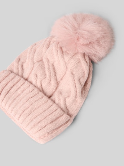 Produktfoto, Mütze in Strick-Optik mit Zopfmuster von Kurt Beines, rosa Farbe, breiter Umschlag, Kunstfell-Bommel, weiche Textur