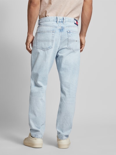 Tommy Jeans Jeansy o kroju relaxed tapered fit z przetarciami model ‘ISAAC’ Jasnoniebieski 3