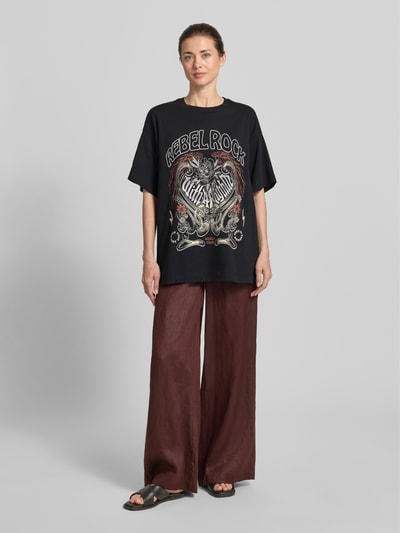 Frauenmodel trägt Oversized Damen T-Shirt aus reiner Baumwolle Modell 'LILIE' von Vero Moda, Optik: Unifarben, Motiv-Print, Ganzkörperansicht von vorne