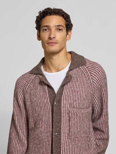 Männermodel trägt gebreid jack van wolmix Model 'Sylvester' van Wood Wood met borstzak, platte kraag, regular fit, beige-roze, Nahaufnahme Oberkörper
