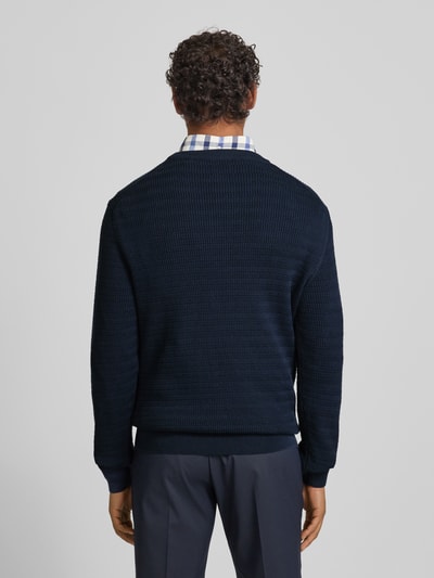Męski model nosi Sweter z dzianiny z fakturowanym wzorem i wyhaftowanym logo Gant, bawełna, krój regular fit, okrągły dekolt, długość tyłu 71 cm, długość rękawów 68 cm, kolor granatowy, gładka tekstura, całkowity widok z tyłu.