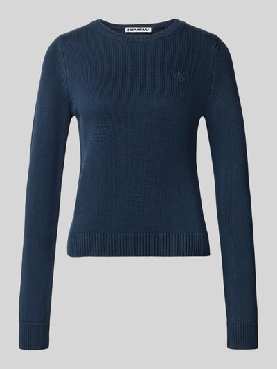 Produktfoto, Slim Fit Pullover aus reiner Baumwolle von REVIEW in Dunkelblau, Strick-Optik, Logo-Stitching, Rückenlänge 54 cm, Ärmellänge 72 cm
