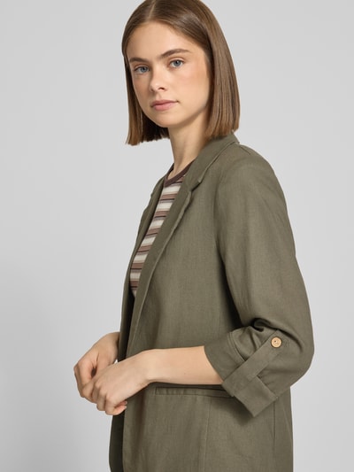 Frauenmodel trägt Relaxed Fit Blazer aus Viskose-Leinen-Mix Modell 'GOA' von Only in Olivgrün, unifarben, Leistentaschen, Nahaufnahme Oberkörper.