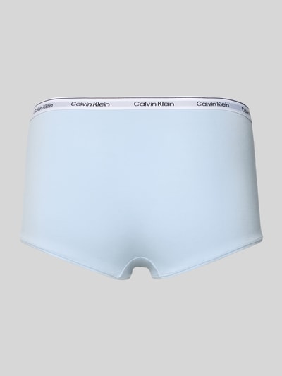 Männermodel trägt hellblaue Slim Fit Slips mit Logo-Detail Modell 'Carousel' von Calvin Klein, elastischer Baumwoll-Mix, Ganzkörperansicht Rückansicht.
