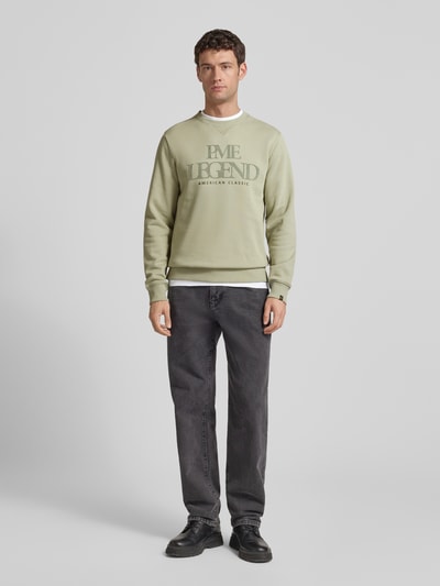 Männermodel trägt Sweatshirt mit Label-Print von PME Legend aus Baumwoll-Mix, Regular-Fit, Rundhalsausschnitt, graue Jeans, Ganzkörperansicht von vorne.