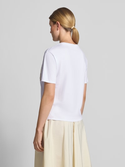 Frauenmodel trägt T-Shirt mit Rundhalsausschnitt und Brusttasche von Fynch-Hatton, Baumwoll-Mix, Weiß, Relaxed Fit, Ganzkörperansicht Rückansicht.