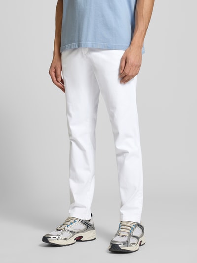 Männermodel trägt Slim Fit Stoffhose mit Gesäßtaschen Modell 'Marco' von Jack & Jones in Weiß, Baumwoll-Mix, Nahaufnahme Oberkörper.