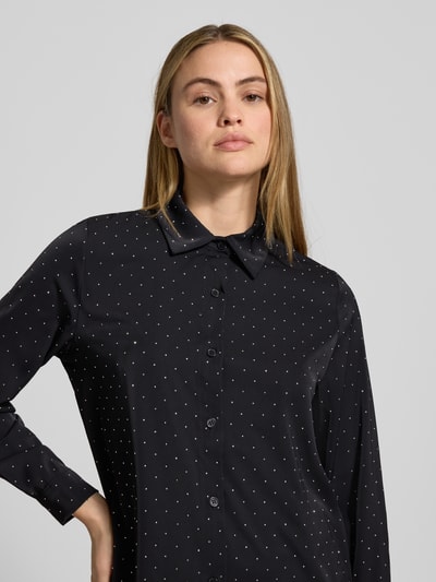 Vrouwenmodel draagt Regular fit damesblouse met siersteentjes, overhemdkraag, knoopsluiting, ZABAIONE Model 'Il44lenia', zwart met witte stipjes, blouse met lange mouwen, ruglengte 69 cm, mouwlengte 60 cm, Nahaufnahme Oberkörper.