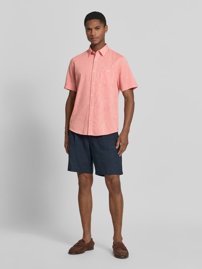 Männermodel trägt Regular Fit T-Shirt aus Baumwoll-Mix von Lerros, Herren T-Shirt mit Rundhalsausschnitt und Label-Detail, Ganzkörperansicht von vorne. Rückenlänge 68 cm, Schulterbreite 43 cm, Ärmellänge 22 cm, Größe M.