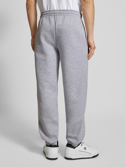 KARL KANI Relaxed Fit Sweatpants mit Label-Stitching Hellgrau Melange 5