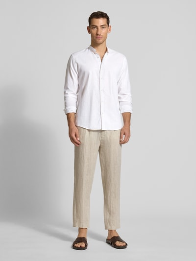 Męski model nosi Regular Fit Freizeithemd aus Leinen-Baumwoll-Mix od MCNEAL, biały, kołnierz stójkowy, cały przód, krój regular fit, długość tyłu w rozmiarze M: 76 cm, szerokość w rozmiarze M: 48 cm, długość rękawa w rozmiarze M: 67 cm, widok całej sylwetki z przodu.