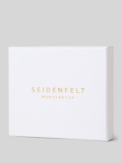 Produktfoto, weiße rechteckige Box mit goldener Aufschrift, Verpackung für Portemonnaie in Leder-Optik Modell 'Ilmi' von Seidenfelt