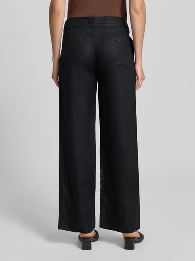 Frauenmodel trägt Regular Fit Weite Hose aus reinem Leinen von Lauren Ralph Lauren, Optik: Unifarben, Materialverarbeitung: Flammgarn, Ganzkörperansicht Rückansicht.