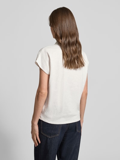 Frauenmodel trägt Regular Fit Poloshirt mit Strukturmuster Modell 'FLOAT' von Fynch-Hatton in Weiß, reine Baumwolle, Rückansicht Ganzkörperansicht.
