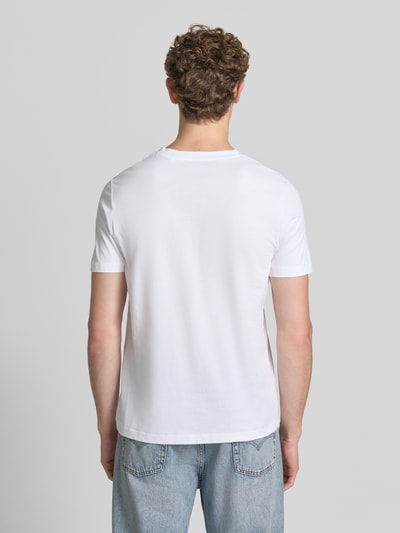 Männermodel trägt weißes Regular Fit T-Shirt aus reiner Baumwolle von s.Oliver RED LABEL, glatte Textur, Ganzkörperansicht Rückansicht.