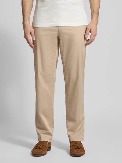 Männermodel trägt Hose mit Eingrifftaschen Modell 'Everest' von BRAX in Beige, Baumwoll-Lyocell-Mix, Regular-Fit, Nahaufnahme Frontansicht.